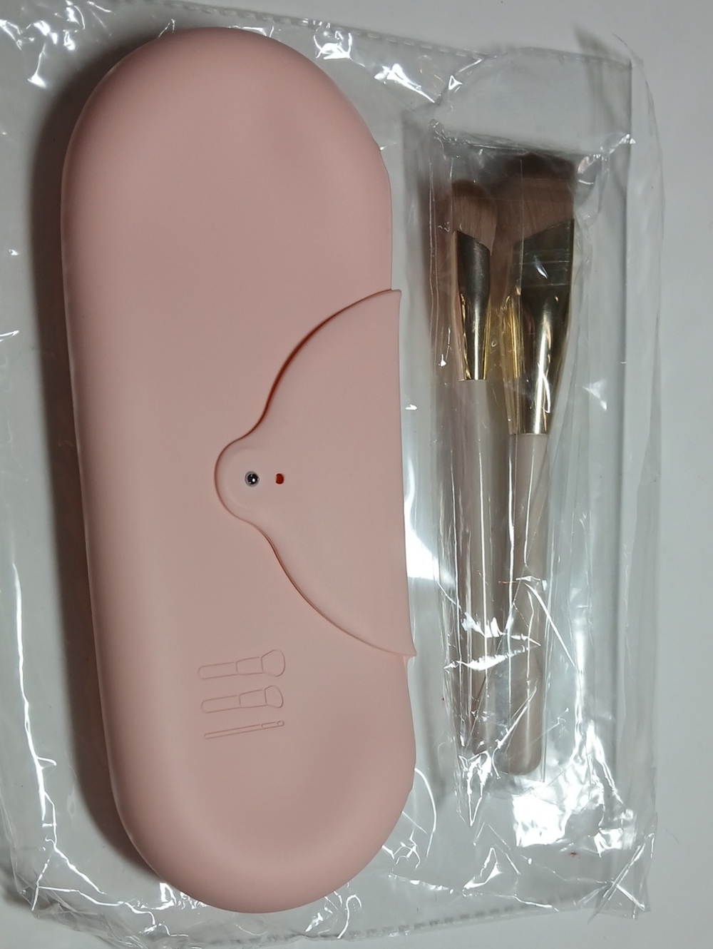 Angled Makeup Brush Set with Silicone Carrying Case